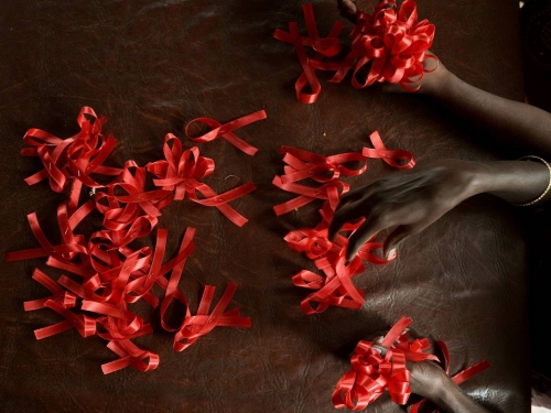 HIV ABILITY TO CAUSE AIDS BECOMING WEAKER